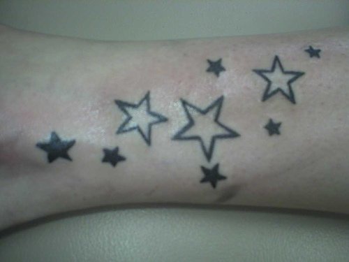 Étoiles noires et blanches le tatouage