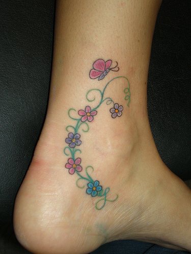 Zartes Tattoo mit Blumen  in der Knöchelgegend