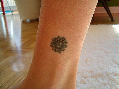 Tattoo von Sonnenblume in der Knöchelgegend