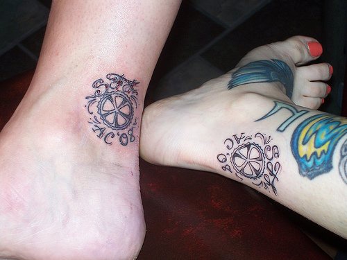 Tattoo von zwei Rädern in der Knöchelgegend