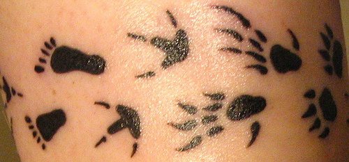 Tattoo von verschiedenen Spuren in der Knöchelgegend