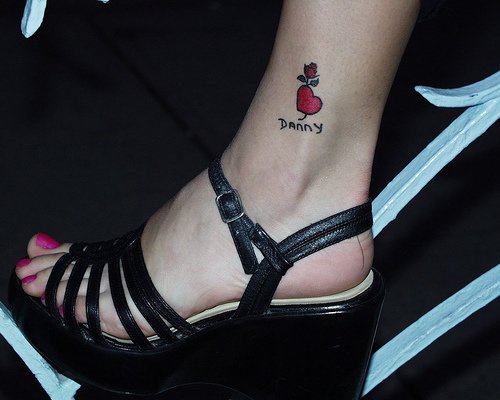 Tattoo mit Liebesausdruck in der Knöchelgegend