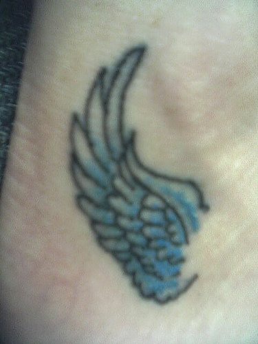 Tattoo von einem Flügel in der Knöchelgegend