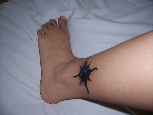 Une étoile noire mystique le tatouage sur la cheville