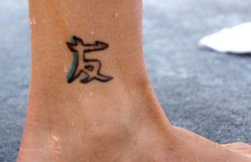 Tattoo von einer Hieroglyphe  mit blauem Schatten in der Knöchelgegend