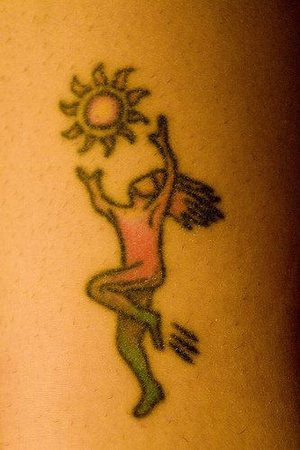 Tattoo vom Mädchen, das die Sonne fängt in der Knöchelgegend