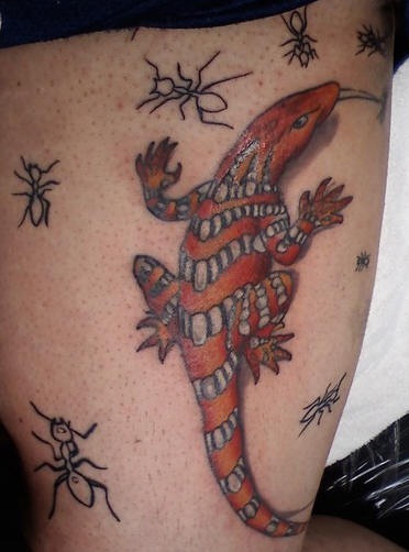 Tatuaje minimalista hormigas y lagartija en tinta roja