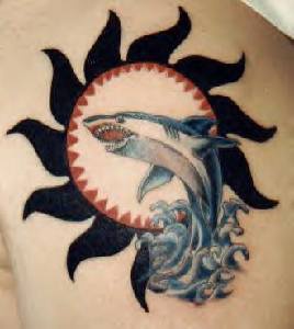 Interesante tatuaje el tiburón rabioso al fondo del sol con rayos negros