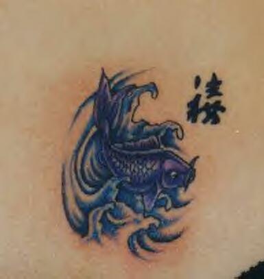 Tatuaje el pez azul con unos jeroglíficos
