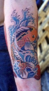 Tatuaje el pez dorado en las aguas azules