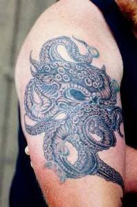 Schönes dunkles Tattoo mit Oktopus an der Hand