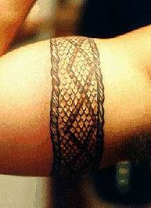 Tatuaje en el brazo de una piel de serpiente.