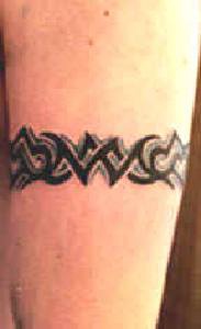 Tatuaje en el brazo de una doble tracería.