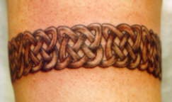 Le tatouage bracelet de chaîne de cuivre sur le bras
