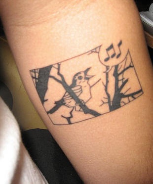 Tattoo vom singenden Vogel am Arm