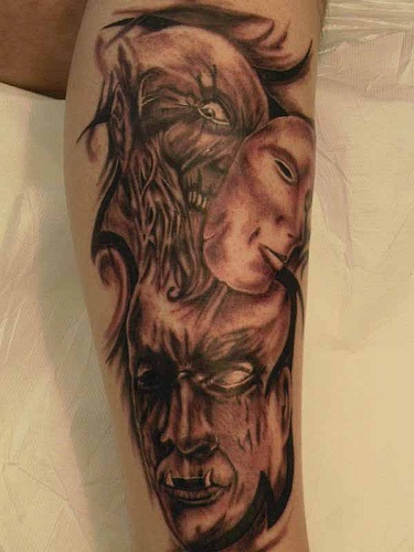Tattoo vom Monster in Maske am Arm