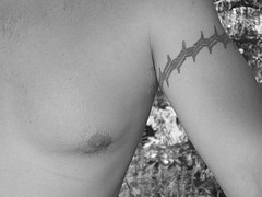 Tatuaje en el brazo atado con alambre de púa.