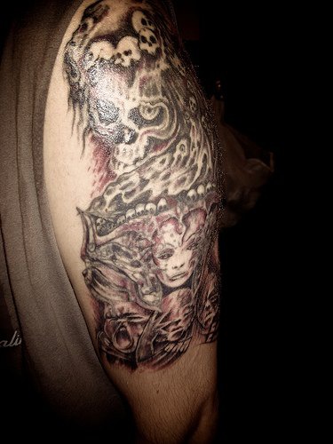 Une sorcière le tatouage sur le bras