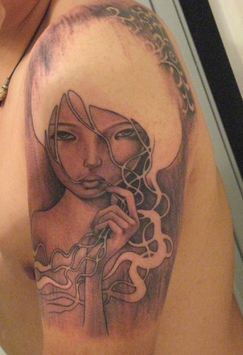 Tattoo von östlicher Frau am Arm