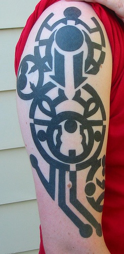 Tattoo mit großen Figuren  am Arm