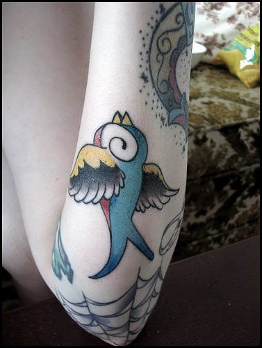 Tattoo von süßem Vogel  am Arm