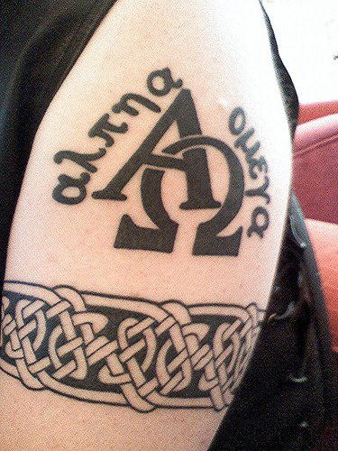 Tattoo mit Zeichen und Kette  am Arm