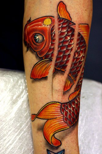 Tatouage sur le bras de poisson rouge
