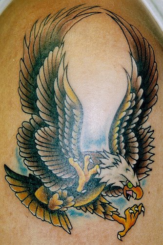 Un aigle le tatouage sur le bras