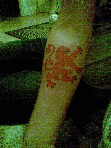Tattoo mit Tier  am Arm