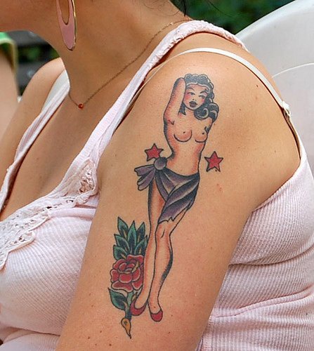 Tattoo von östlicher schöner Frau am Arm