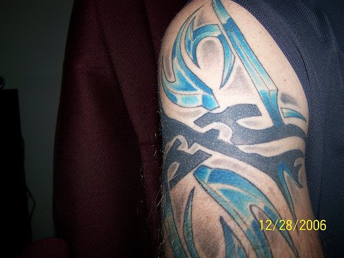 Tattoo von scharfen Klingen am Arm