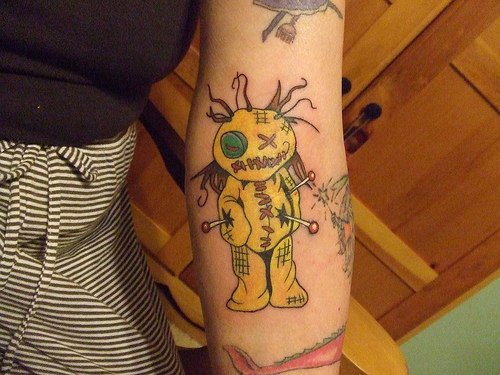 Tattoo von Voodoo-Puppe am Arm