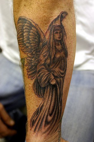 Tattoo von Frau als Engel gestaltet am Arm