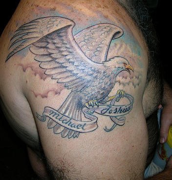 Un aigle le tatouage sur l"épaule