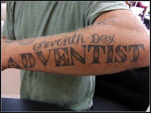 Adventist le tatouage sur le bras inscription
