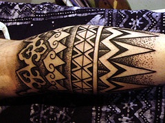 Arte de tracería india cualitativa en el brazo.