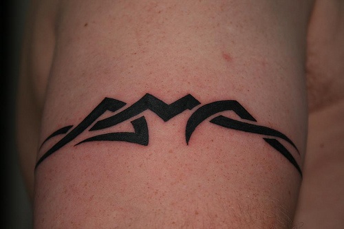 Tatuaje en el brazo de una banda tribal.