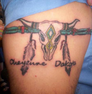 Tatuaje en el brazo de una banda de indios Dakota.