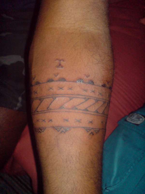 Tatuaje de brazalete con múltiples patrones.