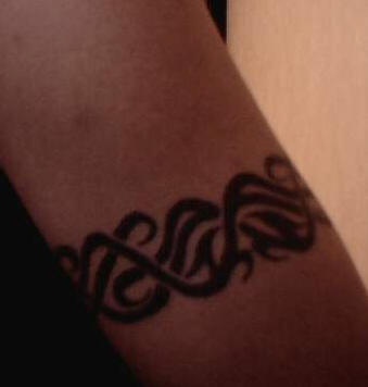 Tatuaje de brazalete original tribal.