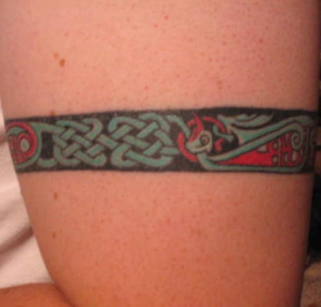 Banda raya Maya en color en el brazo.