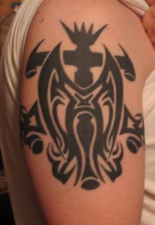 Tatuaje en el hombro de tracería tribal masiva.