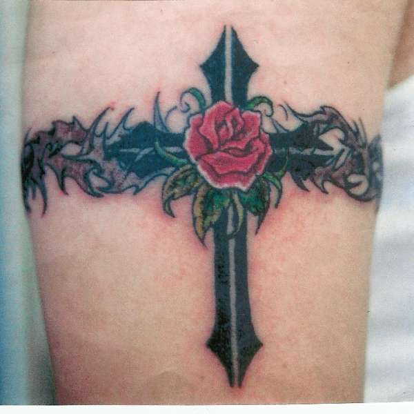 Le tatouage bracelet avec un croix noir et une rose