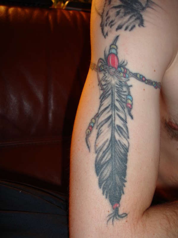 Tattoo mit Feder und Adler im indianischen Stil
