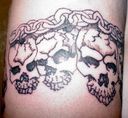 Tatuaje de cadena con calaveras.