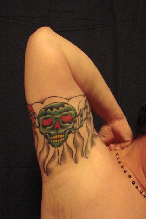 Tatuaje en el brazo de una calavera en el día de los muertos