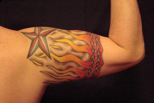Banda de llamas y estrellas en el brazo.