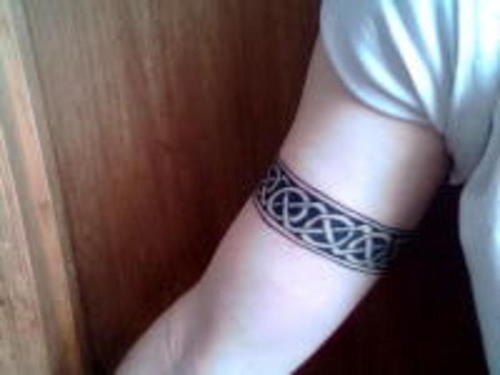 Le tatouage bracelet ordinaire en style celtique
