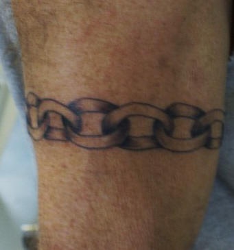 Le tatouage bracelet de chaîne régulier sur le bras
