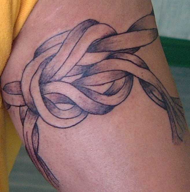 Tatuaje de un brazalete doble.